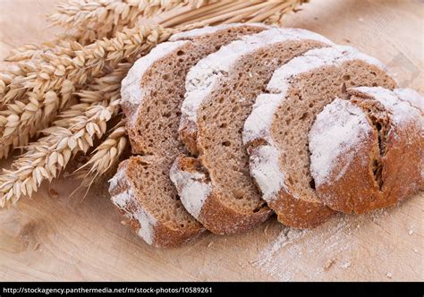 Frisches Hausgemachtes Brot Mit Getreide Auf Holzbrett Lizenzfreies