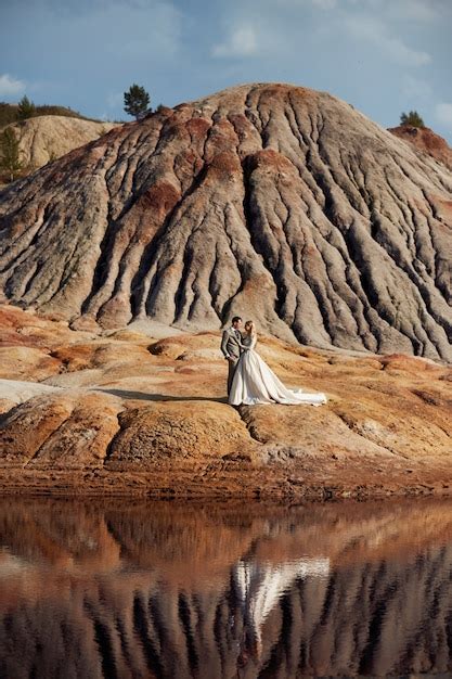 Casal Apaixonado Na Paisagem Fabulosa Casamento Na Natureza Foto Premium