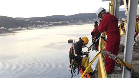 En Libertad 19 Activistas De Greenpeace Detenidos Tras Colgar Una