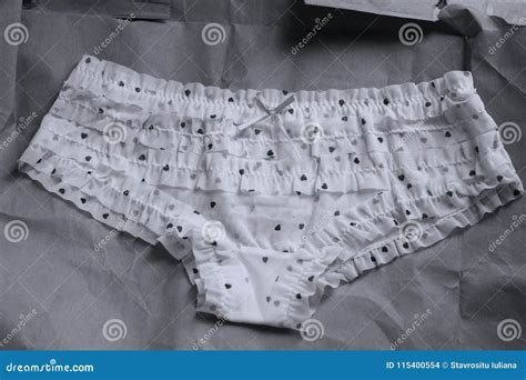 Bragas Blancas Con Los Corazones En El Papel Foto De Archivo Imagen De Bikini Bragas 115400554