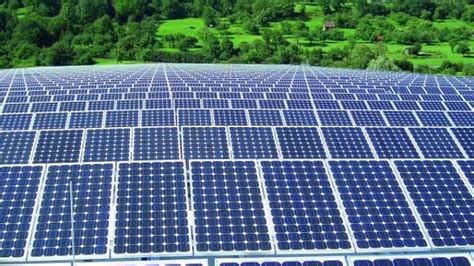 O călătorie verde de la instalarea panourilor solare la autonomia