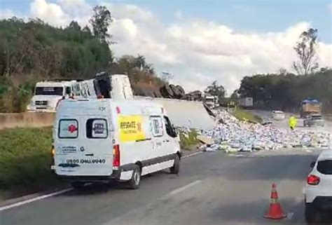 Carreta Tomba Carga Espalha Na Pista E Interdita Rodovia Br Em