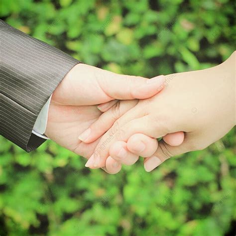 已婚夫婦手牽著手在婚禮當天背景女性女人 照片圖桌布圖片免費下載 Pngtree