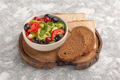 Salada De Legumes Fresca De Vista Frontal Pepinos Fatiados Tomates