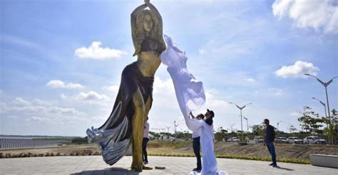 Estatua De Shakira En Barranquilla Oculta Importantes Detalles Le