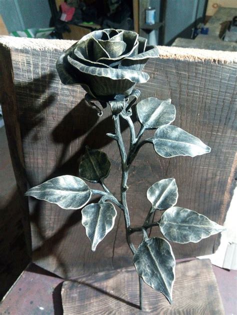 Pin On Rosas Scrap Metal Art Metal Art Projects Metal Flowers