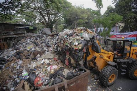 Pemkot Bandung Targetkan Hari Bereskan Ratusan Ton Sampah Di Tps