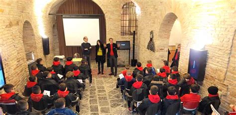 Cento Ragazzi Del Mondo Curiin Visita Al Museo Delle Genti Dabruzzo