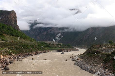 西藏山南雅鲁藏布江大峡谷风光溪流河流自然风景摄影汇图网