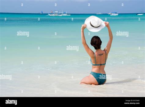 Mujer Tatuada En Bikini Fotograf As E Im Genes De Alta Resoluci N Alamy