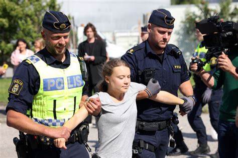 Ativista Greta Thunberg Condenada Por Desobedecer Policiais Em