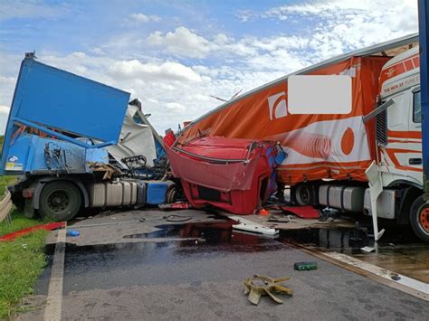 Schwerer Lkw Unfall Auf Der A In H He Uhrsleben Zwei Fahrer Verletzt