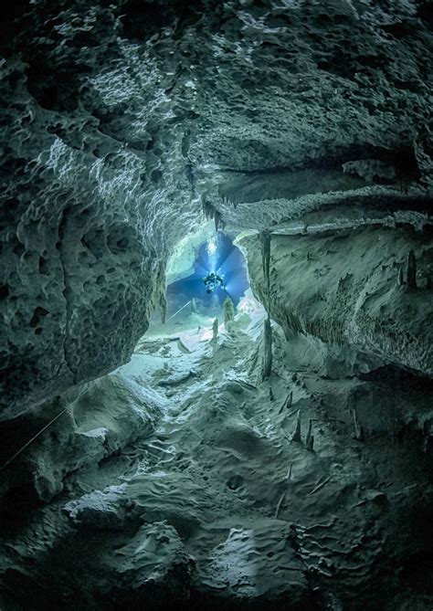 Fotógrafo capta en México cuevas submarinas mayas como de otro mundo