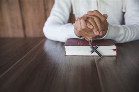 Una Mujer Sentada Y Leyendo La Biblia Y Rezando Por La Bendición De