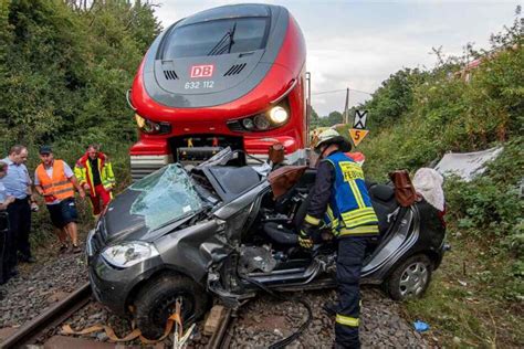 Schlimmer Unfall An Bahn Bergang Zug Knallt In Auto