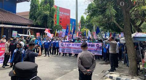 Tolak Aturan Baru Jht Ratusan Buruh Geruduk Kantor Bpjs