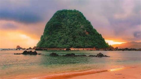 Pulau Merah Banyuwangi Spot Sunset Paling Cakep Buat Foto Pasangan