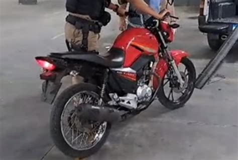 Moto furtada é encontrada em estacionamento de supermercado em Lafaiete