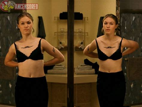 Julia Stiles Desnuda En The Business Of Strangers