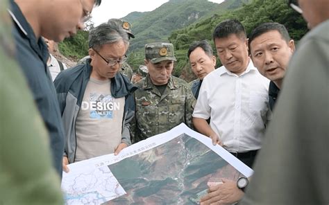 武警官兵全力投入四川汉源山洪泥石流灾害救援新华村人员群众