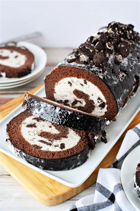 How to Make this Homemade Oreo Cookie Ice Cream Cake Roll Recipe - The ...