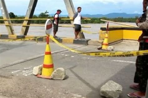 Foto Tergerus Banjir Jembatan Trailu Di Jalur Trans Sulawesi Ditutup