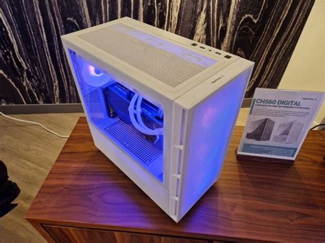 CES 2023 DeepCool CH560 un boitier avec un écran de monitoring