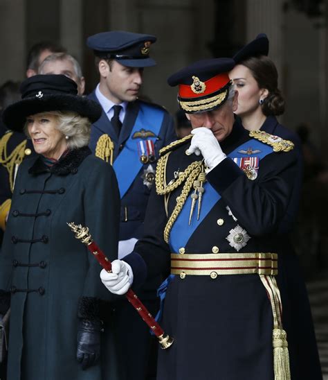 Photo Camilla Parker Bowles Et Le Prince Charles Suivis Par Le