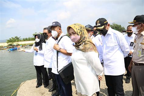 Menteri Trenggono Kunjungi Lokasi Kebakaran Kapal Nelayan Di Cilacap