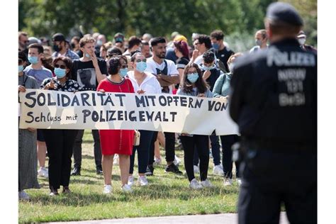 Mehrere Hundert Menschen Demonstrieren Gegen Polizeigewalt