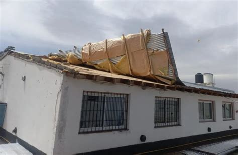 Feroz Zonda En Mendoza Ramas Ca Das Voladuras De Techos Y Postes