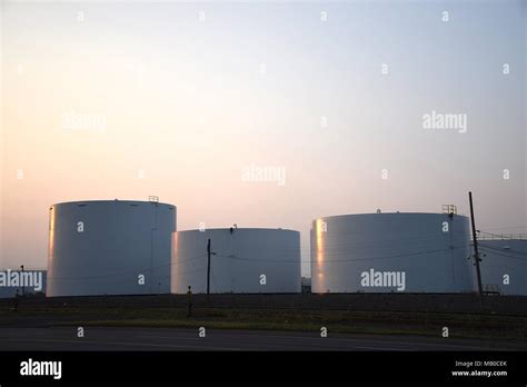 Fuel Storage Tanks Fotos Und Bildmaterial In Hoher Aufl Sung Alamy