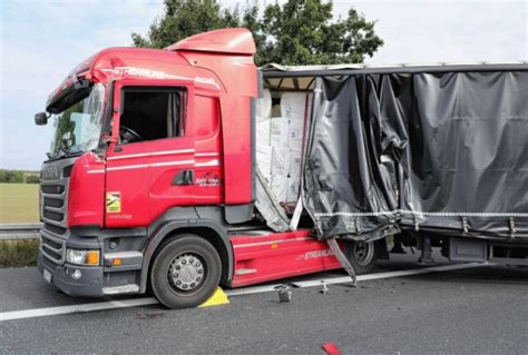 Verletzter Nach Unfall Auf A Lkw Kracht Auf Stauende