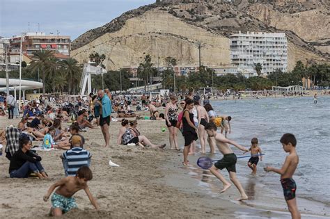 Turistas Llenan Las Playas A Causa De Las Altas Temperaturas