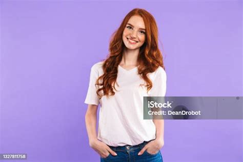 Photo Libre De Droit De Portrait Dune Jeune Fille Rousse Debout Banque