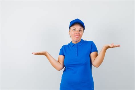 Femme Mature En T shirt Bleu Montrant Un Geste Impuissant Et à La