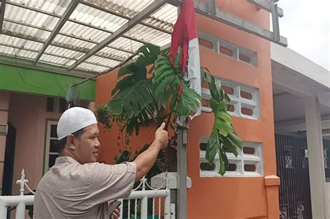 OTK Bakar Bendera Merah Putih Dan 2 Mobil Di Depok