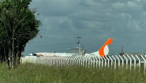 Avião da Gol ultrapassa pista de pouso e é rebocado por tratores em