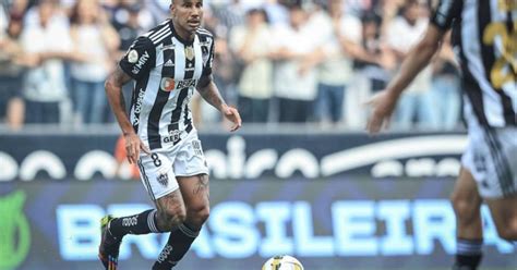 Vasco Negocia A Contrata O De Volante Do Atl Tico Mg