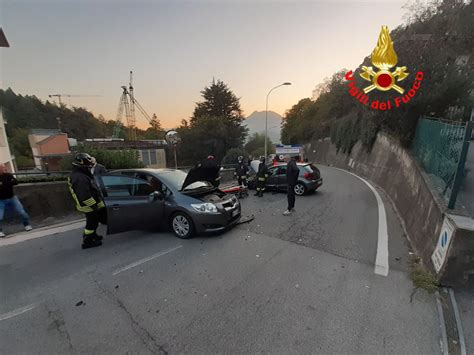 Lecco Scontro Tra Auto In Via Galileo Galilei Due Giovani In Giallo