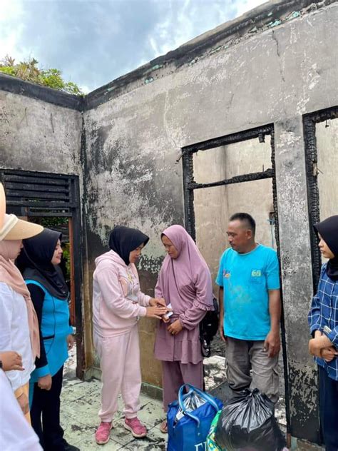 Bunda Hepy Santuni Korban Kebakaran Di Perumnas Mts Tebing Tinggi