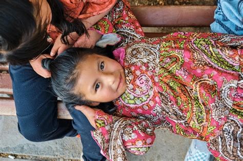 Chica latina de piel marrón con sus amigas en un parque en bolivia américa latina Foto Premium