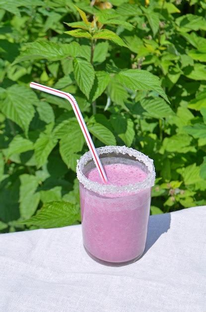 Batido De Fresa Delicioso Batido Sobre Fondo Verde Natural Foto Premium