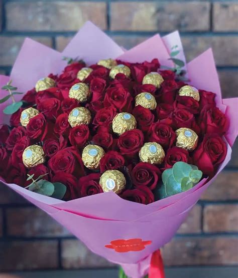 Ramo 50 Rosas Ferreros Dulce Sentir Flores A Domicilio Floryou