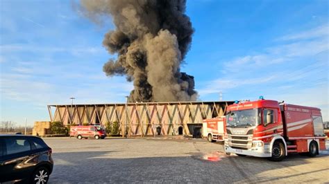 Il Rogo Ha Devastato L Azienda Agricola Di Cavenago La Colonna Di Fumo