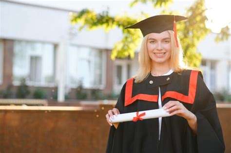 Retrato De Una Mujer Feliz En El D A De Su Graduaci N En La Universidad