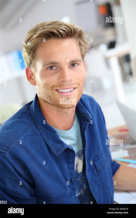 Portrait of smiling 25-year-old guy Stock Photo - Alamy