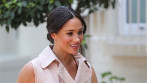 Meghan Markle Utilise Encore Ses Titres De Noblesse Pour Appeler Les