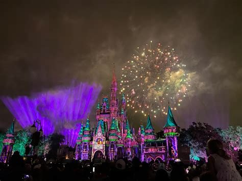 2023 Walt Disney World Resort's Magic Kingdom Fireworks Show Happily ...