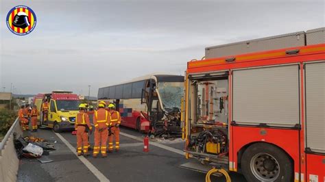 Mor El Conductor D Un Autob S En Collisionar Contra Un Cami A L A A